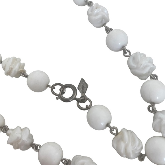 Vintage Sarah Coventry Long White Plastic Chain carved twisted Bead Necklace - Picture 3 of 4